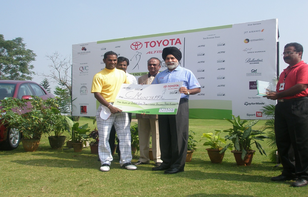 Toyota-Altis-Open-Winner-with-presentation-party